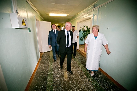 Губернатор посетил амбулаторию в Переволоцком районе